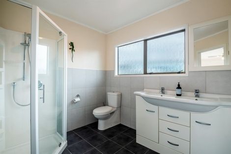 Photo of property in 3 Portsea Place, Chatswood, Auckland, 0626