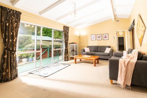 Photo of property in 12 Fiona Grove, Karori, Wellington, 6012