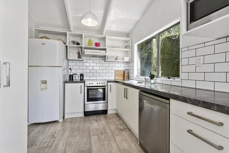 Photo of property in 14 Pitcher Place, Glen Eden, Auckland, 0602