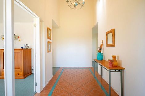 Photo of property in 2 Burgundy Park Avenue, Henderson, Auckland, 0612