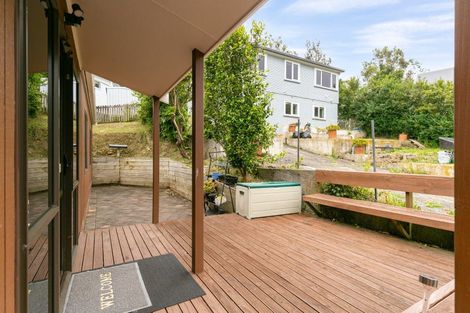 Photo of property in 94a Newlands Road, Newlands, Wellington, 6037