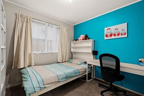 Photo of property in 26 Halloran Place, Massey, Auckland, 0614