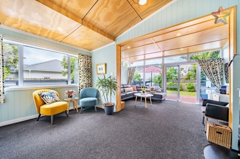 Photo of property in 6 Puriri Street, Eastbourne, Lower Hutt, 5013