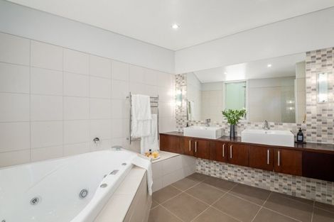 Photo of property in 32 Roys Road, Plimmerton, Porirua, 5026