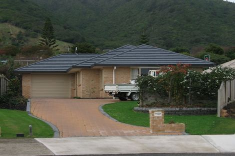 Photo of property in 17 Balmerino Grove, Waikanae, 5036
