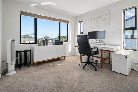 Photo of property in 421b Glenfield Road, Glenfield, Auckland, 0629