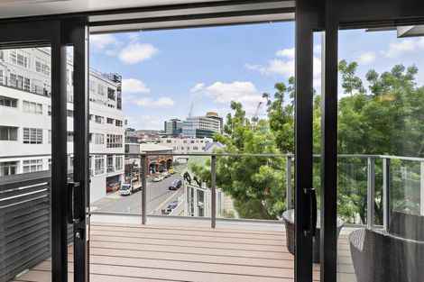 Photo of property in Endeavour Apartments, 21/125 Thorndon Quay, Pipitea, Wellington, 6011