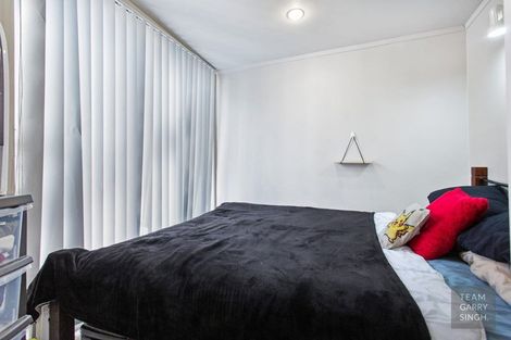 Photo of property in 2/41 Challen Close, Conifer Grove, Takanini, 2112