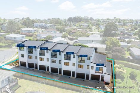 Photo of property in 7/11 Kayle Glen, West Harbour, Auckland, 0618