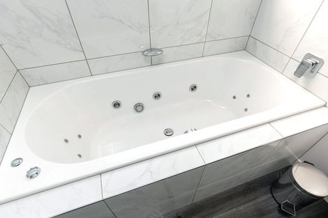 Photo of property in 21 Glentui Place, Waikawa, Picton, 7220