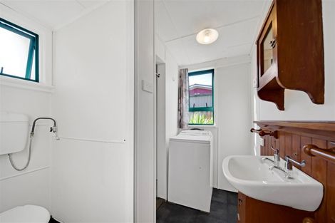 Photo of property in 59 Fifth Avenue, Urenui, 4377