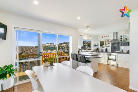 Photo of property in 8 Bennett Grove, Newlands, Wellington, 6037