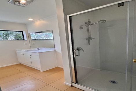 Photo of property in 8a Eske Place, Highland Park, Auckland, 2010