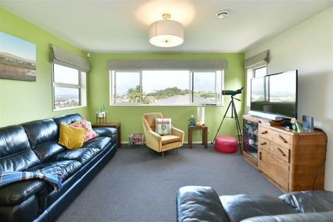 Photo of property in 17 Waldorf Crescent, Orewa, 0931