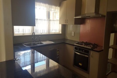 Photo of property in 25 Ellesmere Crescent, Pakuranga Heights, Auckland, 2010