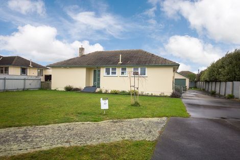 Photo of property in 17 Bristol Crescent, Roslyn, Palmerston North, 4414