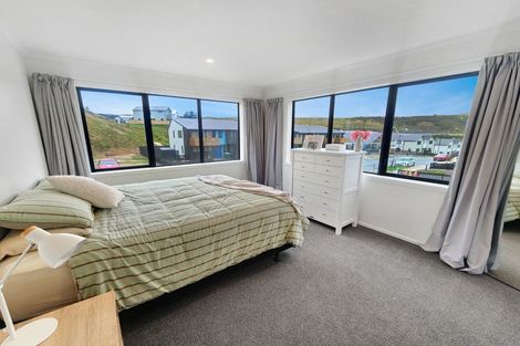 Photo of property in 44 Oakum Road, Whitby, Porirua, 5024