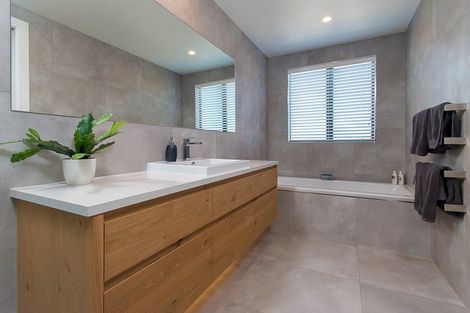 Photo of property in 100 Metoriti Crescent, Karaka, 2124