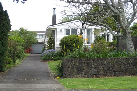 Photo of property in 12 Kiwi Esplanade, Mangere Bridge, Auckland, 2022