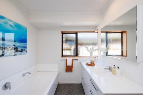 Photo of property in 7 Rosebank Avenue, Kelvin Grove, Palmerston North, 4414