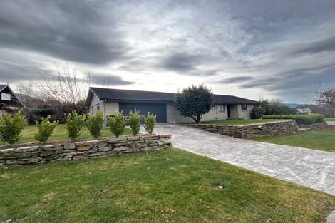 Photo of property in 2 Heuchan Lane, Wanaka, 9305