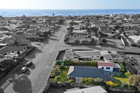 Photo of property in 23 Reeves Street, Waikanae Beach, Waikanae, 5036