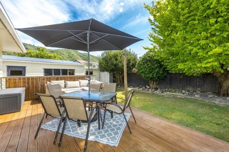 Photo of property in 16 Omaha Grove, Totara Park, Upper Hutt, 5018