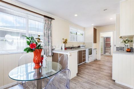 Photo of property in 32 Serwayne Place, Sunnyvale, Auckland, 0612