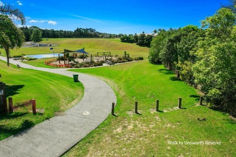 Photo of property in 17 Goldfinch Rise, Unsworth Heights, Auckland, 0632