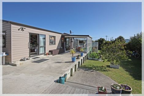 Photo of property in 8 Huia Street, Foxton Beach, Foxton, 4815