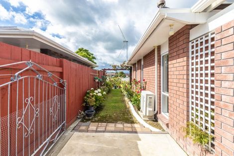 Photo of property in 6 Royal Oak Drive, Kelvin Grove, Palmerston North, 4414