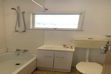 Photo of property in 1/8 Battle Place, Glenfield, Auckland, 0629