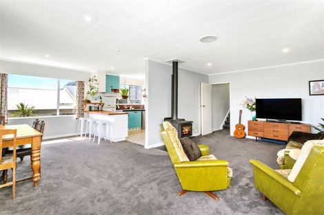 Photo of property in 32 Chapman Street, Newlands, Wellington, 6037