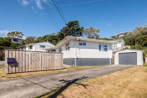Photo of property in 12 Griffiths Grove, Newlands, Wellington, 6037