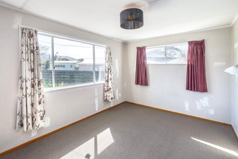 Photo of property in 6 Farrier Grove, Featherston, 5710