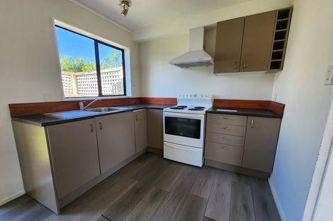 Photo of property in 3b Stroud Way, Newlands, Wellington, 6037