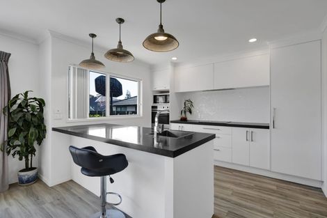 Photo of property in 12 Oakmont Crescent, Waiwhakaiho, New Plymouth, 4312