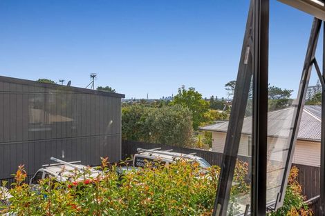 Photo of property in 1/8 Valron Road, Te Atatu South, Auckland, 0602