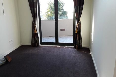 Photo of property in 19 Chivalry Road, Glenfield, Auckland, 0629