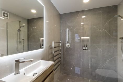 Photo of property in 18 Poplar Drive, Kelvin Heights, Queenstown, 9300