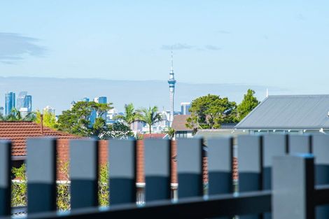 Photo of property in 4/128 Onewa Road, Northcote, Auckland, 0627