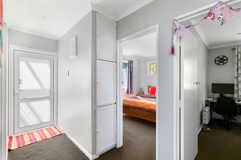 Photo of property in 25a Omega Street, Newlands, Wellington, 6037