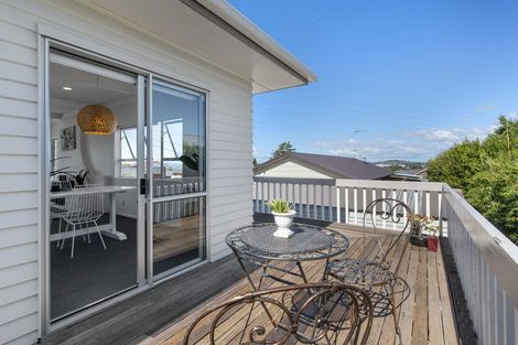 Photo of property in 17 Lyndhurst Road, Te Atatu South, Auckland, 0610