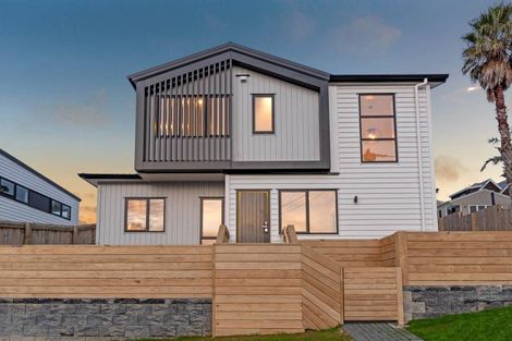 Photo of property in 33d Garadice Road, Rothesay Bay, Auckland, 0630