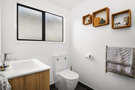 Photo of property in 21 Riverside Drive, Waiuku, 2123