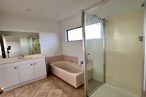 Photo of property in 8a Eske Place, Highland Park, Auckland, 2010