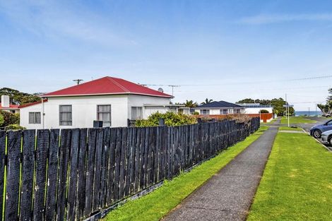 Photo of property in 9 Napier Street, Opunake, 4616