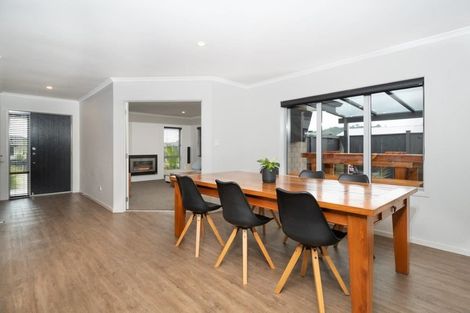Photo of property in 17 Eric Farley Drive, Kumeu, 0810