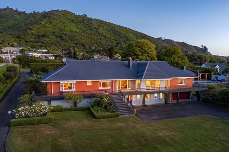 Photo of property in 52-56 Winara Avenue, Waikanae, 5036