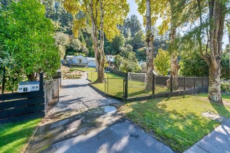 Photo of property in 114 Pinehaven Road, Pinehaven, Upper Hutt, 5019